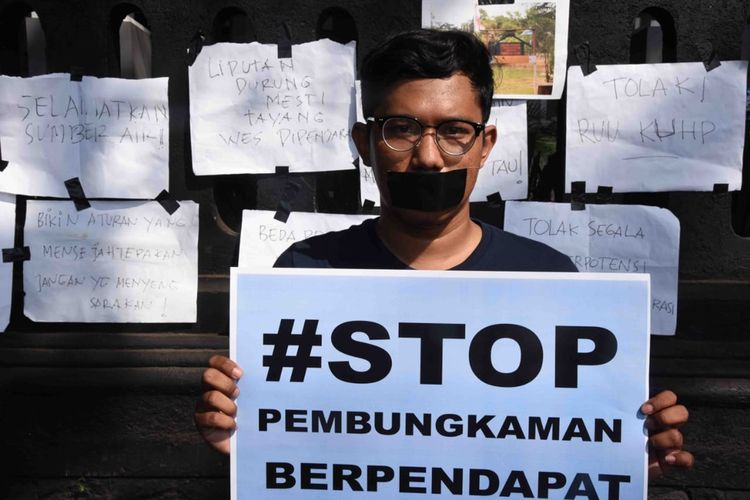Salah satu jurnalis di Malang saat aksi bungkam memprotes aksi represi aparat terhadap jurnalis di depan Gedung DPRD Kota Malang, Jumat (27/9/2019).