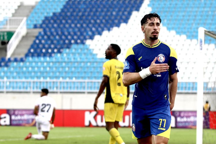 Pemain asing Arema FC Gustavo Franca selebrasi usai menjebol gawang Semen Padang pada pekan ke-21 Super League 2025-2026 yang berlangsung di Stadion Kanjuruhan Kepanjen, Kabupaten Malang, Jawa Timur, Minggu (15/2/2026) sore.
