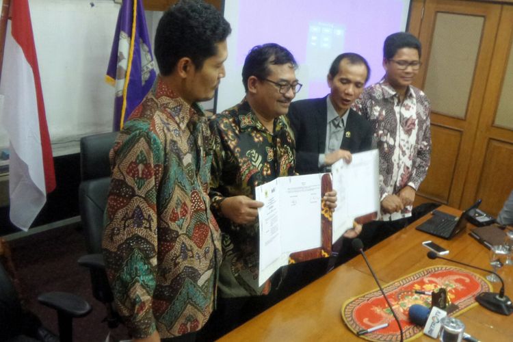 Ketua Komisi Nasional Hak Asasi Manusia (Komnas HAM) Nur Kholis dan Direktur International NGO Forum on Indonesian Development (INFID) Sugeng Bahagijo menandatangani nota kesepahaman terkait kerja sama dalam mempromosikan konsep kota ramah HAM di kantor Komnas HAM, Menteng, Jakarta Pusat, Senin (15/5/2017).