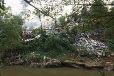 Warga Jalan Kerja Bakti Depok Keluhkan Tumpukan Sampah di Bantaran Kali Ciliwung