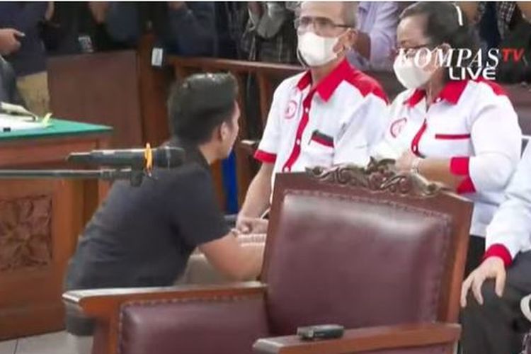 Terdakwa kasus pembunuhan berencana Brigadir Yosua, Bharada Richard Eliezer tampak bersimpuh menyalami kedua orangtua Yosua dalam sidang lanjutan di PN Jakarta Selatan, Selasa (25/10/2022).