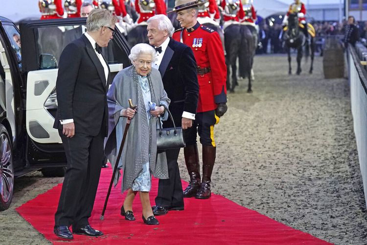 Ratu Inggris Elizabeth II tiba untuk perayaan A Gallop Through History Platinum Jubilee, di Royal Windsor Horse Show di Windsor Castle, Inggris, Minggu 15 Mei 2022. 