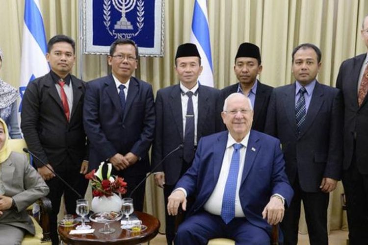 Salah satu anggota MUI, Istibsyaroh, ketika berkunjung dan bertemu dengan Presiden Israel Reuven Rivlin.