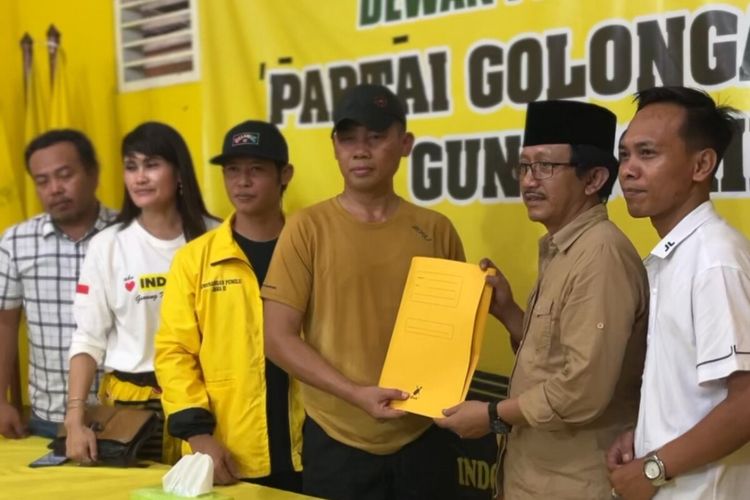 Sunaryanta mengembalikan berkas pendaftaran ke partai Golkar di Wonosari, Gunungkidul, Rabu (24/4/2024)