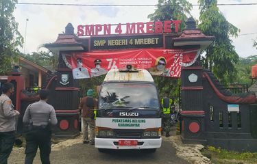 Satgas Covid-19 melakukan persiapan isolasi terpusat di gedung SMPN 4 Mrebet Purbalingga, Jawa Tengah, Selasa (21/9/2021).