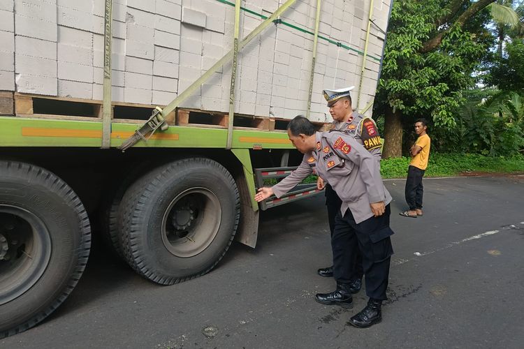 Oleng saat Mendahului, Pemotor di Tabanan Tewas Tergilas Truk