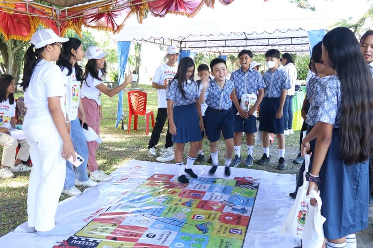 Permainan daya ingat dalam perayaan Hari Anak Nasional (HAN) 2025 yang diadakan program KREASI di Halmahera Utara. 
