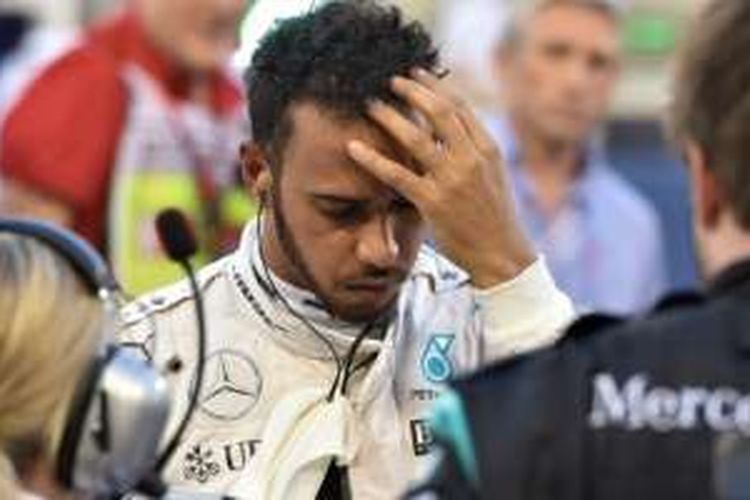 Pebalap Mercedes, Lewis Hamilton, saat mengikuti balapan GP Bahrain 2016 di Sirkuit Sakhir, Minggu (3/4/2016).
