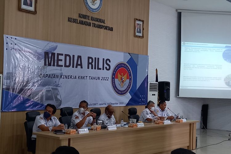 Ketua Komite Nasional Keselamatan Transportasi (KNKT) Soerjanto Tjahjono dalam acara Media Rilis Capaian Kinerja KNKT 2022 di Ruang Aula KNKT, Jakarta Pusat, Rabu (14/12/2022).