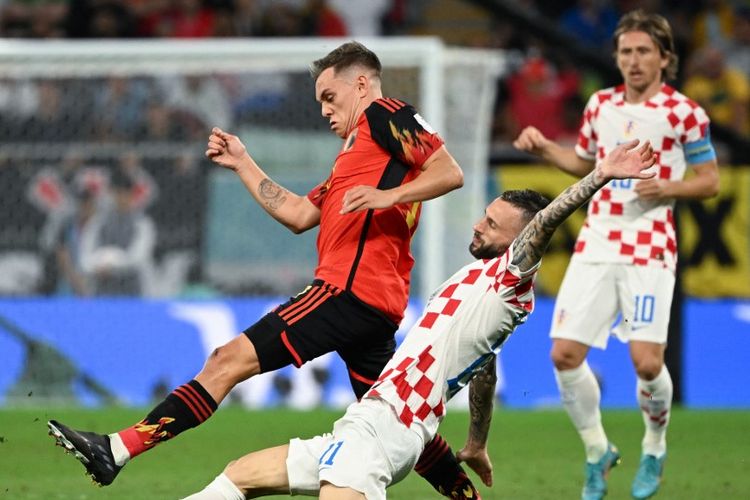 Duel Leandro Trossard (merah) dengan Marcelo Brozovic pada laga Piala Dunia 2022 Kroasia vs Belgia di Ahmad Bin Ali Stadium, Al Rayyan, 1 Desember 2022. Artikel ini berisi daftar tim lolos Piala Dunia 2022.