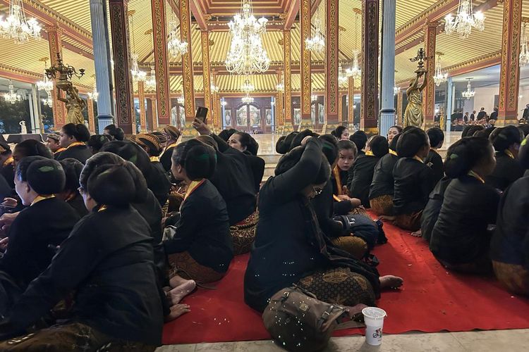 Jelang Kirab Pusaka Malam 1 Suro di Keraton Solo, Dua Kubu Duduk Bertolak Belakang