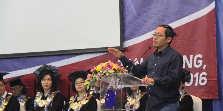 CEO Bukalapak Ahmad Zaky saat memberikan orasi ilmiah di UMN, Rabu (24/8/2016).