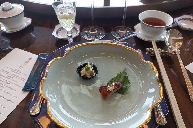 T'ang Court Signature Appetizer Platter by Chef Sam yang terdiri dari Crunchy Celery, Marinated Sliced Abalone, dan T'ang Court Peking Duck di T'Ang Court Jakarta di The Langham Jakarta, Jakarta Selatan, Selasa (30/4/2024).