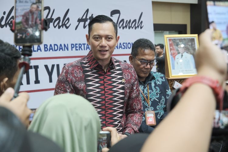 Menteri ATR/Kepala BPN Agus Harimurti Yudhoyono (AHY) saat memberikan keterangan pers di Kantor Gubernur Kalimantan Tengah, Jumat (28/6/2024).