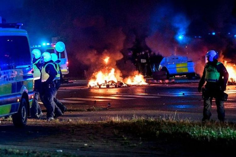 Pembakaran Al-Quran di Swedia oleh anggota partai Stram Kurs memicu protes yang disertai tindakan kekerasan pada bulan Agustus 2020.