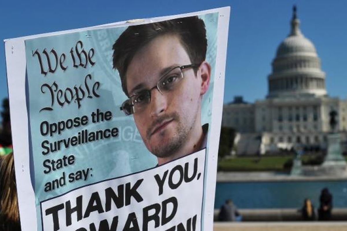 Poster dukungan terhadap Edward Snowden di depan Gedung Putih.