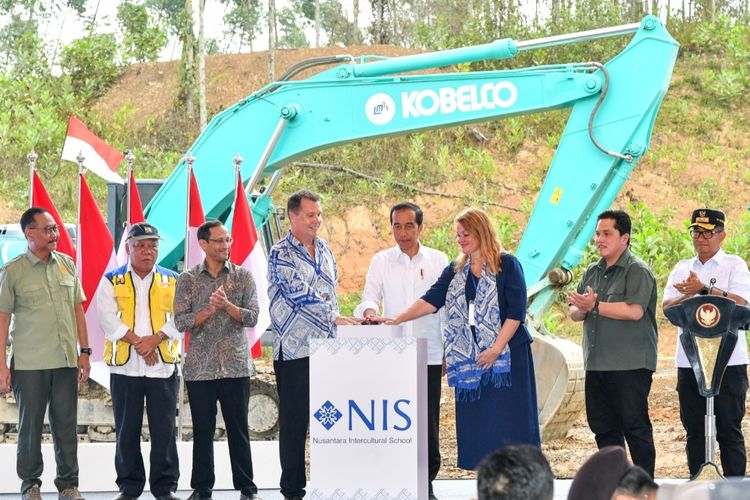 Presiden Joko Widodo saat melakukan groundbreaking pembangunan Nusantara Internasional School (NIS) di IKN, Kalimantan Timur, Rabu (1/11/2023).
