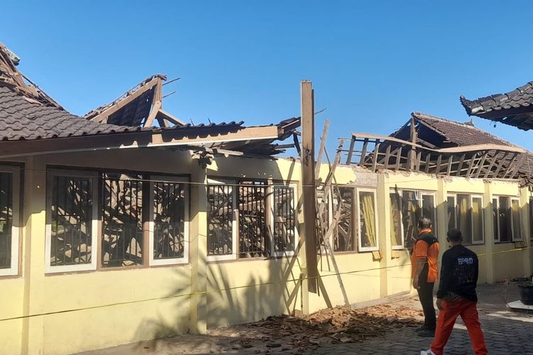 Diterjang Angin Kencang, Atap Ruang Kelas SDN 3 Kalibukbuk Buleleng Ambruk