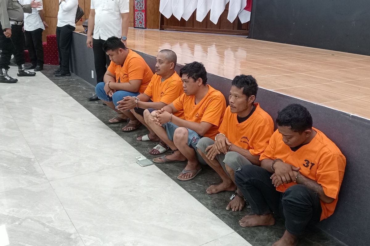 Lima orang berinisial LG (26), DB (38), PS (43), MH (27) dan SY (27) ditetapkan sebagai tersangka dan ditahan dalam kasus pembunuhan mantan anggota DPRD Kabupaten Langkat, Paino pada Kamis (26/1/2023) malam. Motifnya karena persaingan usaha.