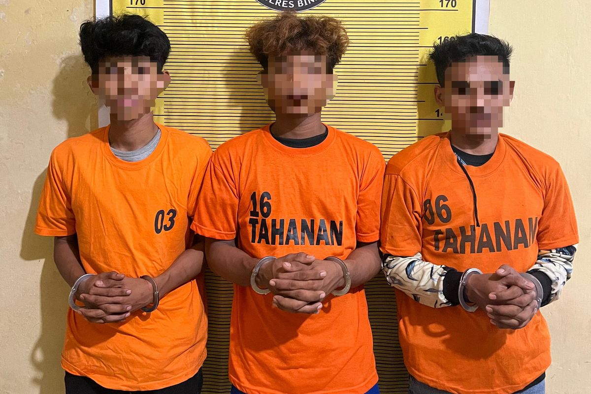 Tiga pemuda ditangkap saat menjual narkoba jenis ekstasi ke polisi yang sedang menyamar di Jalan Bejomuna, Kelurahan Timbang Langkat, Kota Binjai, pada Senin (22/7/2024). 