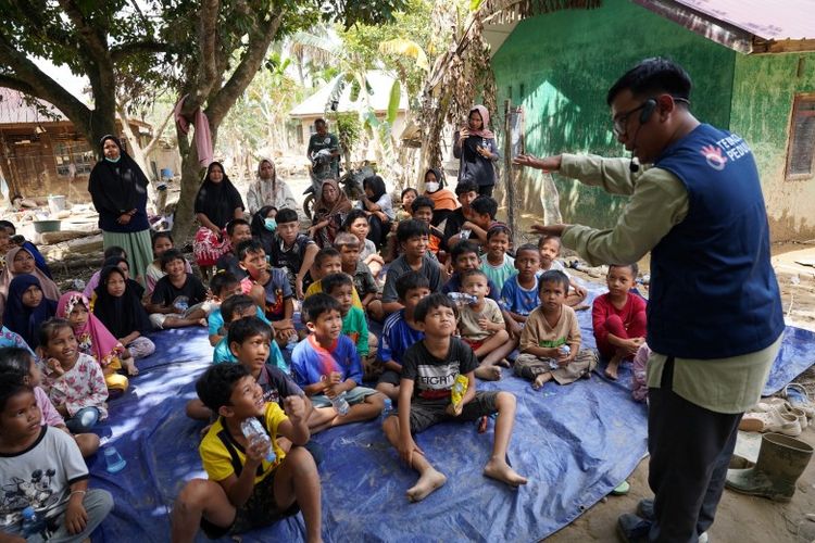 Program pendampingan dan trauma healing bagi anak-anak di Desa Menanggini, Kabupaten Aceh Tamiang. 