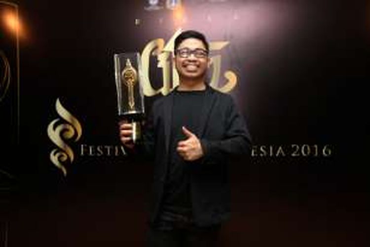 Sutradara Film Surat untuk Jakarta Andre Sugianto menerima piala citra saat Festival Film Indonesia 2016 di Taman Isamil Marzuki, Jakarta, Minggu (6/11/2016). Film Surat untuk Jakarta karya Pijaru menyabet Film Animasi Terbaik dalam FFI 2016. 