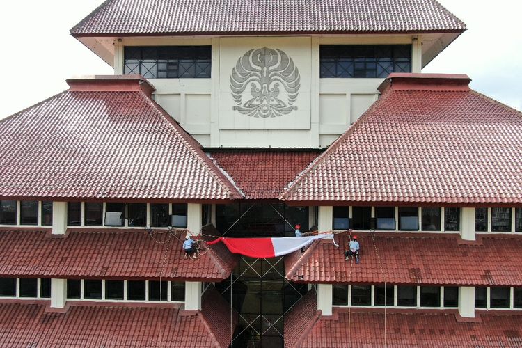 Kain merah putih raksasa membentang di Gedung Rektorat Universitas Indonesia, Depok, Jawa Barat. Pemasangan kain merah putih tersebut dilakukan oleh delapan anggota Unit Kegiatan Mahasiswa (UKM) Mapala UI.