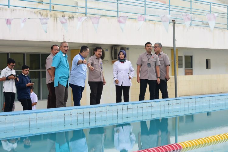 Peninjauan venue kolam renang di Sport Centre Rumbai jelang pelaksanaan Porwil Sumatera XI di Riau.