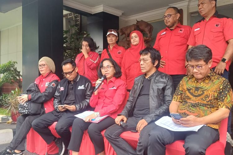 Wakil Ketua Komisi X DPR RI My Esti Wijayati, bersama para anggota Komisi X DPR RI, yakni Deni Cagur, Aduan Napitupulu dan Bonnie Triyana di Sekolah Partai PDI-P, Rabu (25/2/2026).