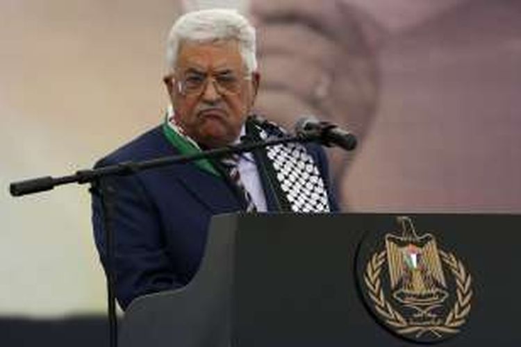 Presiden Palestina Mahmoud Abbas berpidato dalam peringatakn 12 tahun wafatnya Yasser Arafat di Ramallah, Kamis (10/11/2016).
