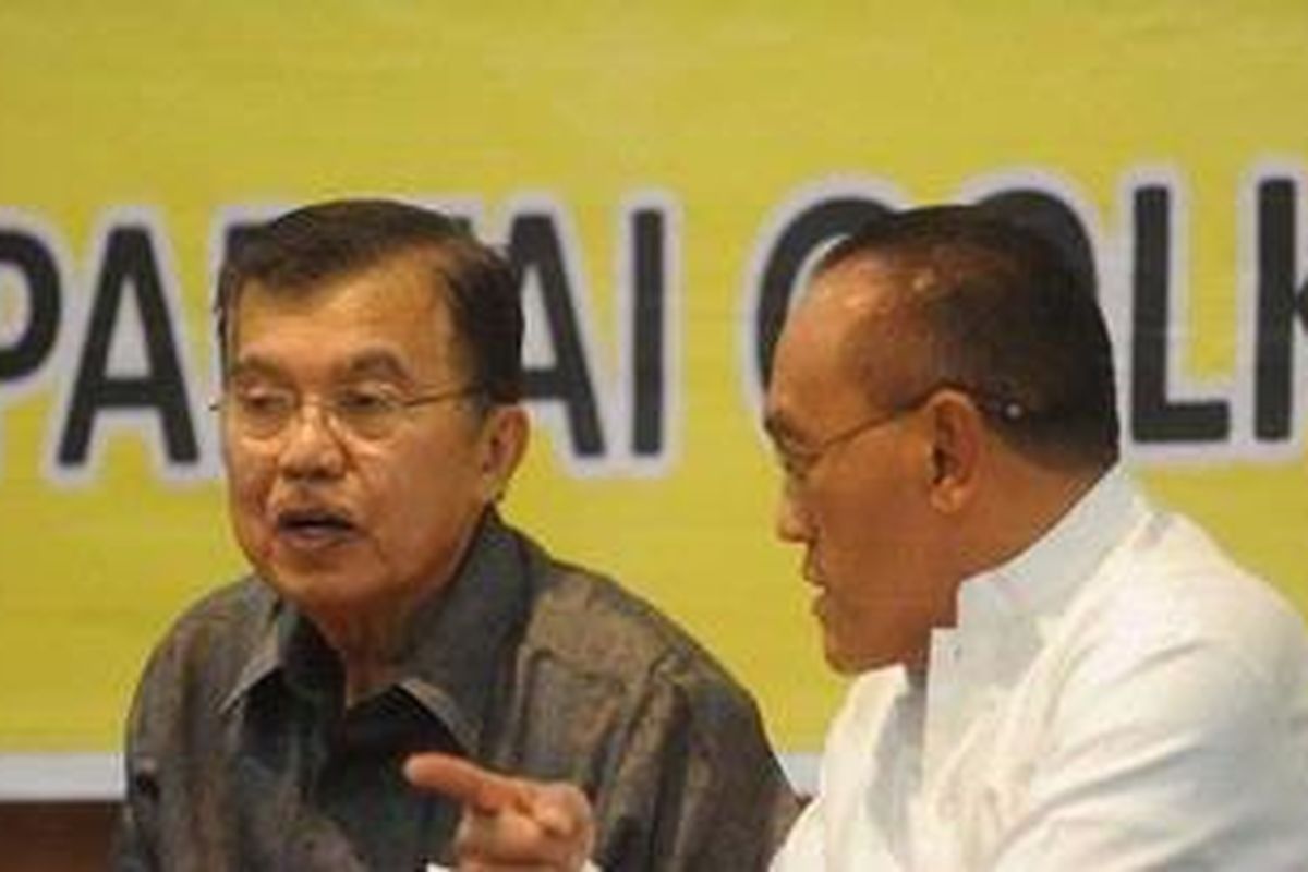 Mantan Ketua Umum Partai Golkar, Jusuf Kalla (kiri), bersama Ketua Umum Partai Golkar, Aburizal Bakrie menjadi pembicara dalam sarasehan dan buka bersama Angkatan Muda Partai Golkar di kantor Dewan Pimpinan Pusat Partai Golkar, Slipi, Jakarta, Senin (30/7/2012). Sarasehan tersebut salah satunya membahas konsolidasi internal Partai Golkar menghadapi Pemilu 2014.