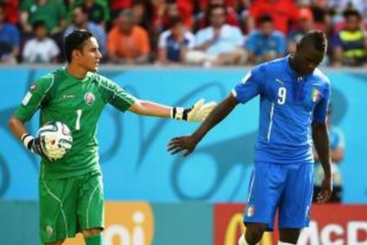 Pemain Italia Mario Balotelli (kanan) dan kiper Costa Rica Keylor Navas saat pertandingan Grup D di Syadion Pernambuco Arena, Recife, Jumat (20/6/2014). Dalam pertandingan ini Italia kalah 0-1.