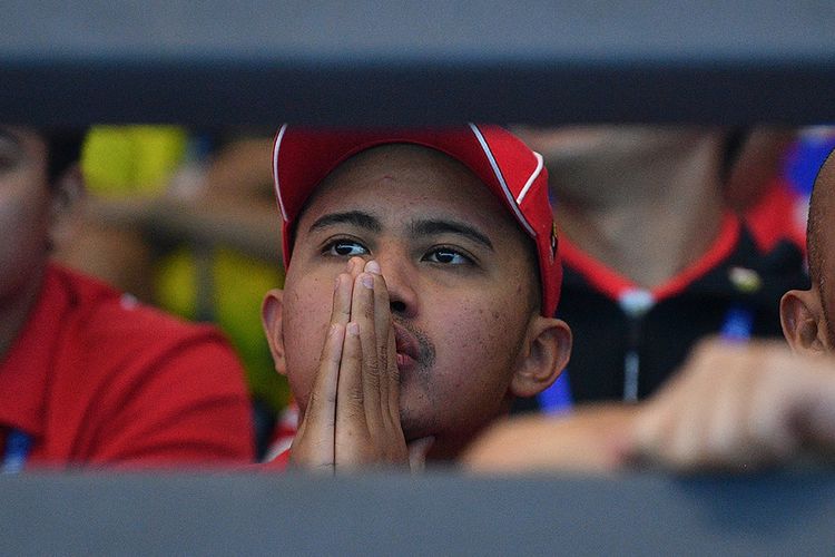 Pemain Timnas polo air putra Indonesia melihat pertandingan antara Timnas polo air putra Singapura melawan Filipina dalam SEA Games 2019 di New Clark City Aquatic Center, Filipina (29/11/2019). Indonesia dipastikan meraih medali emas pertama SEA Games 2019 setelah Timnas polo air putra berhasil menduduki puncak klasemen dengan mengalahkan Malaysia 14-7 dan Singapura bermain imbang melawan Filipina dengan skor 6-6.