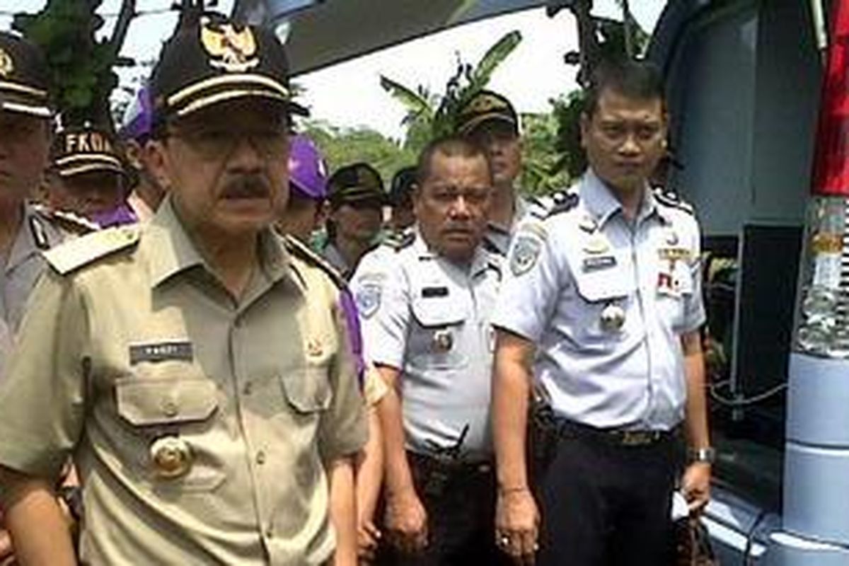 Gubernur DKI Jakarta, Fauzi Bowo ketika melakukan inspeksi dadakan ke Terminal Kampung Rambutan, Jakarta, Minggu (28/8/2011).