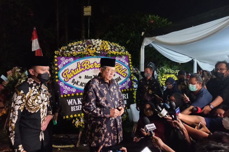 Presiden Republik Indonesia ke-6, Susilo Bambang Yudhoyono (SBY) saat memberikan keterangan kepada wartawan atas meninggalnya Achmad Hermanto Dardak, ayah dari Wakil Gubernur Jawa Timur Emil Elistianto Dardak di rumah duka Kompleks Bina Marga 2, Jalan Swakarsa V nomor 28, Pondok Kelapa, Duresn Sawit, Jakarta Timur, Sabtu (20/8/2022) malam.