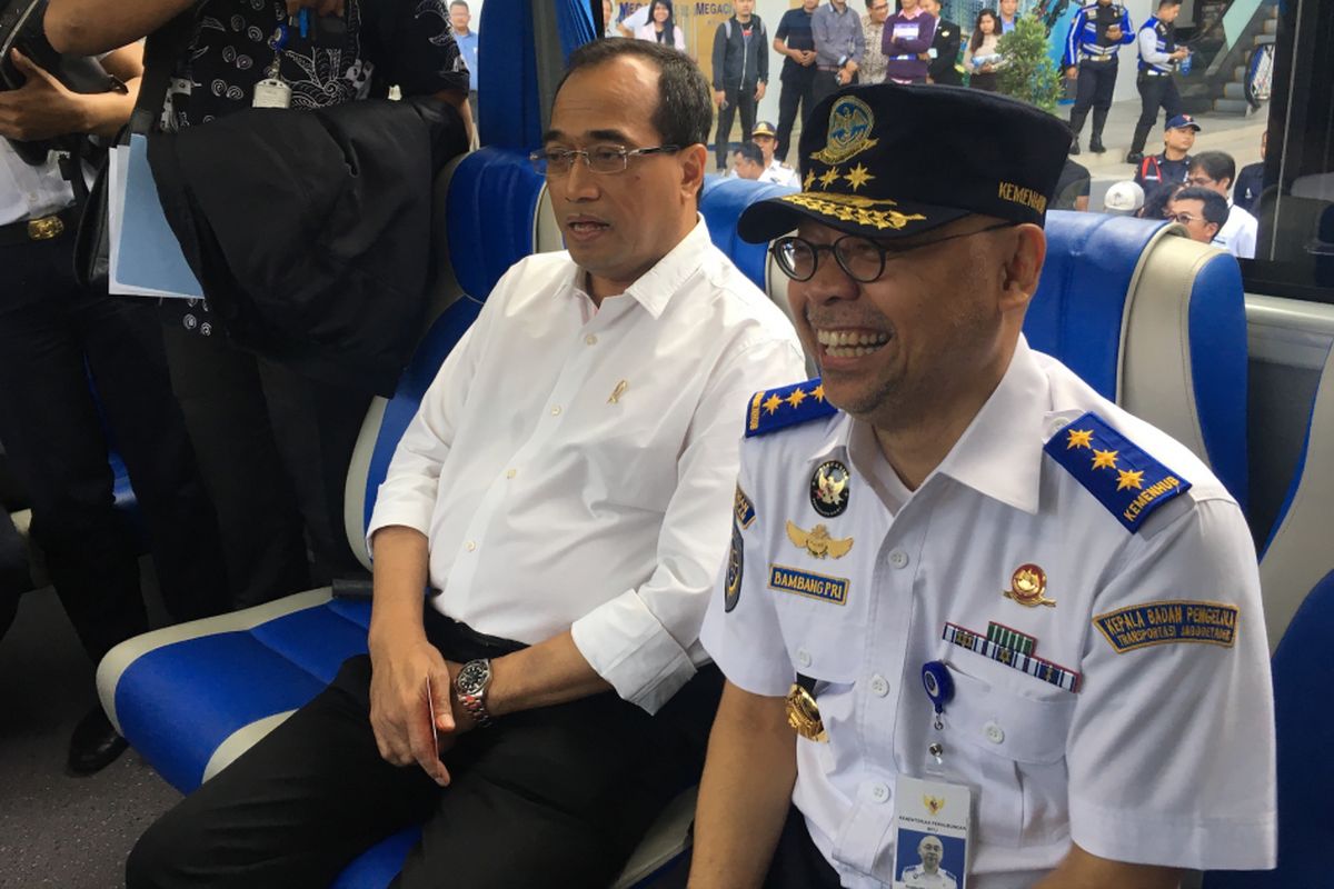 Menteri Perhubungan Budi Karya Sumadi melakukan uji coba dengan menaiki bus Transjabodetabek premium rute Mega City Bekasi-Plaza Senayan, Selasa (19/9/2017). 