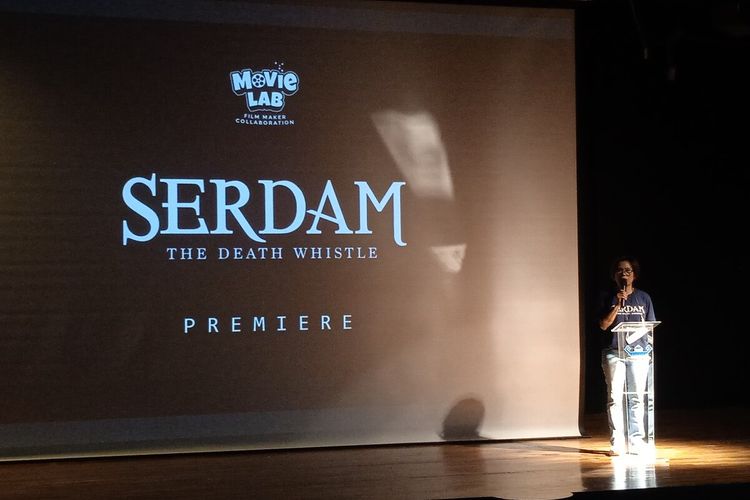Penulis naskah dan produser film Serdam, Iin Zakaria memberikan sambutan dalam pemutaran perdana film tersebut, Selasa (18/1/2022). Film ini mengisahkan tentang alat musik tradisional Lampung yang kini sudah punah.