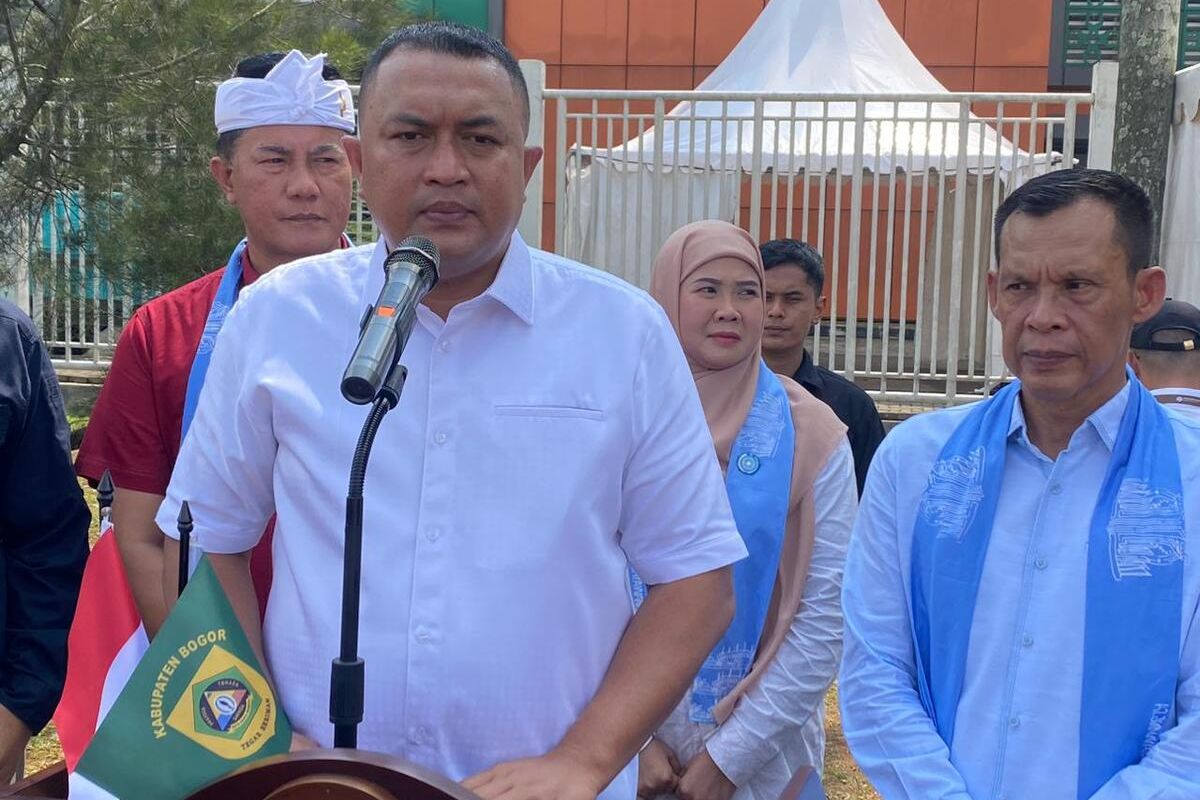 Bupati Bogor Rudy Susmanto didampingi wakilnya Ade Ruhandi (Jaro Ade) saat pembukaan Kabogorfest 2025 di Stadion Pakansari, Cibinong, Kabupaten Bogor, Jawa Barat, Rabu (11/6/2025).