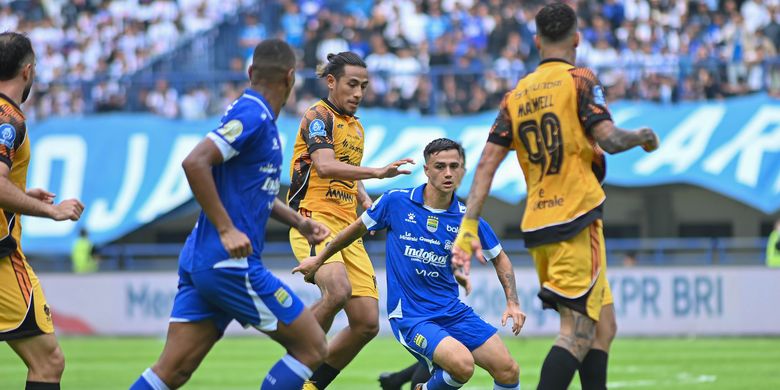 Aksi pemain Persib Bandung, Eliano Reijnders, pada laga Persib Bandung vs Persija Jakarta yang menjadi bagian pertandingan pekan ke-17 Super League 2025-2026 di Stadion Gelora Bandung Lautan Api pada Minggu (11/1/2026). 