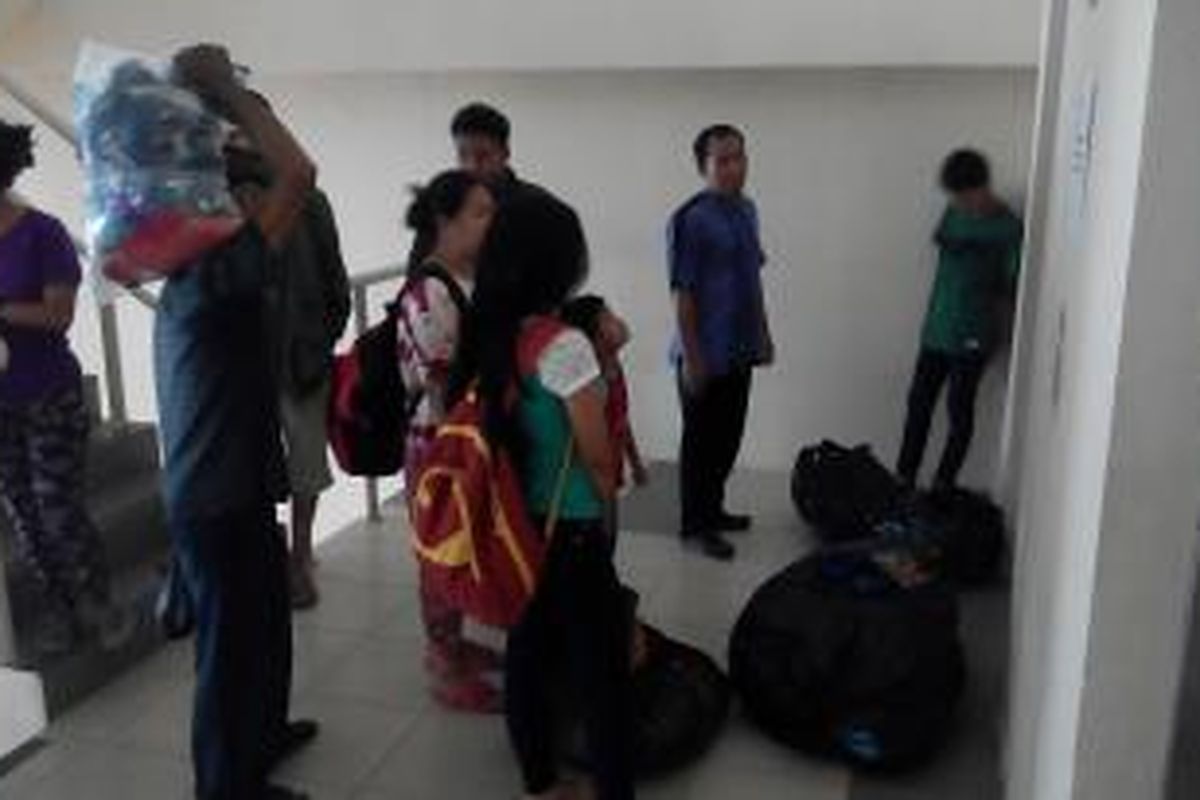 Antrean warga yang menantikan lift turun untuk mengangkut barang pribadinya ke hunian mereka di salah satu lantai tower rusunawa Jatinegara Barat, Kamis (20/8/2015).