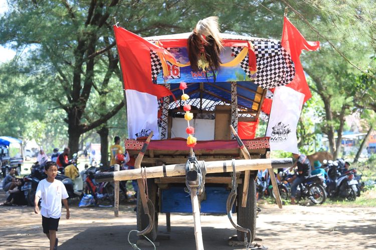 Festival tranportasi tradisional Pegon di Watu Ulo Jember dihadiri oleh ribuan pengunjung pada Minggu (7/5/2023)