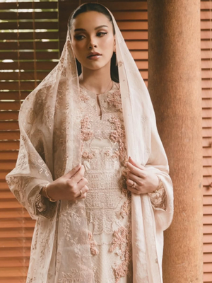 Kilau perhiasan Tiffany & Co melengkapi gaya Alyssa Daguise di pengajian 7 bulanan. Elegan, hangat, dan selaras dengan makna momen kehamilan.