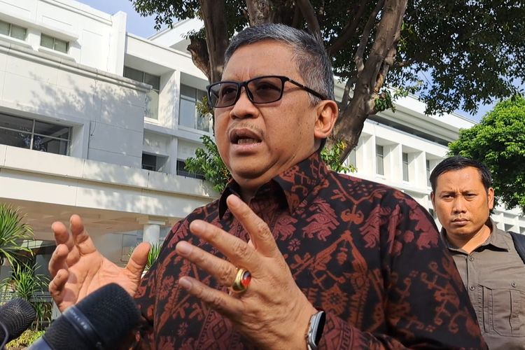 Sekretaris Jenderal PDI Perjuangan Hasto Kristiyanto setelah menemui Menteri Sekretaris Negara Pratikno di kantor Kementerian Sekretaris Negara, Jakarta, Senin (10/7/2023).