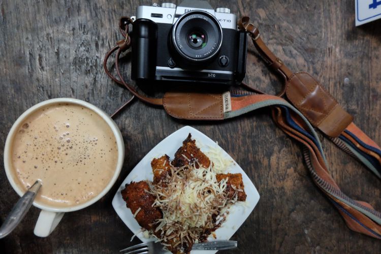 Kopi dan camilan di Loe Min Toe, Malang.