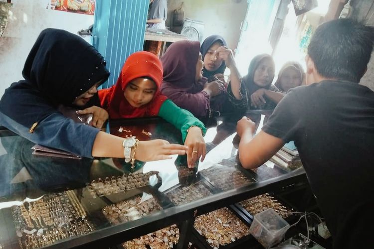 Sejumlah warga saat membeli emas di toko emas Jalan Raya Prenduan Sumenep, Jumat (14/4/2023). 