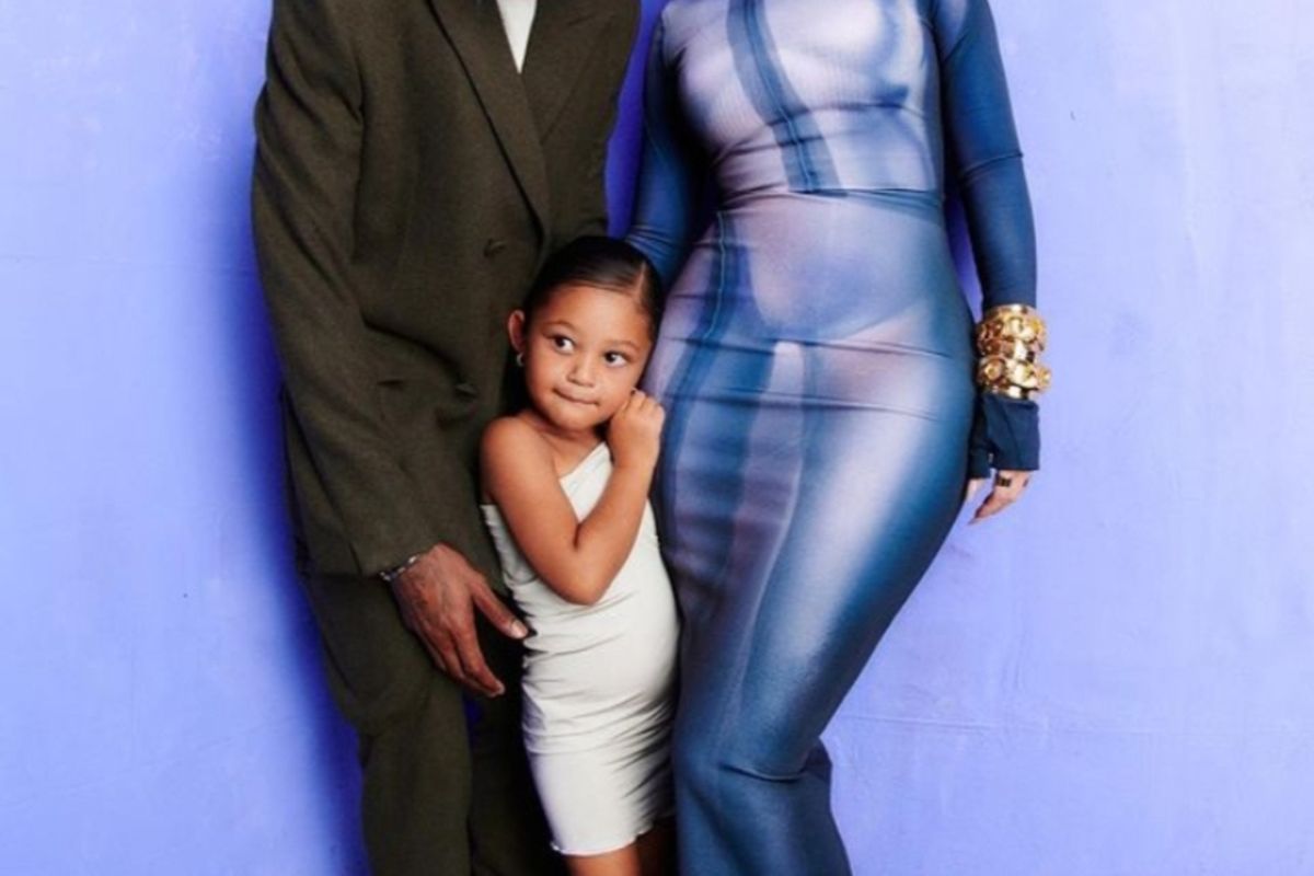 Momen kebersamaan Travis Scott dan Kylie Jenner mengajak putrinya Stormi Webster ke acara Billboard Music Awards (BMA) 2022 di Las Vegas, Minggu (15/5/2022).