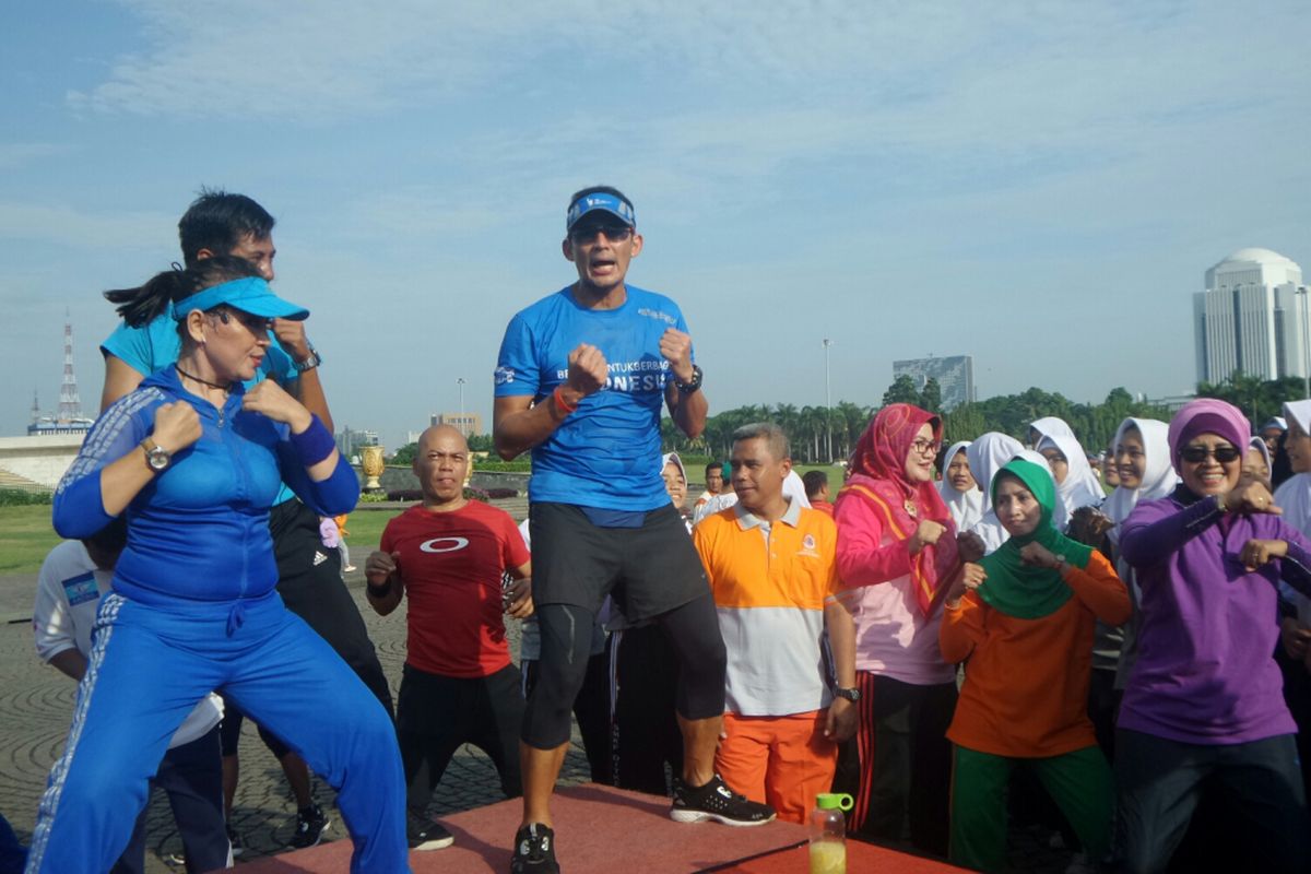 Wakil Gubernur DKI Jakarta Sandiaga Uno senam bersama PNS di kawasan Monas, Jumat (20/10/2017). 