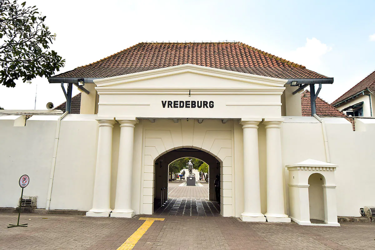 Benteng Vredeburg yang berada di depan Keraton Yogyakarta.