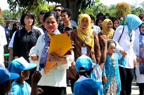 Di Cirebon, Iriana Ikut Senam dan Bernyanyi Bersama Siswa PAUD