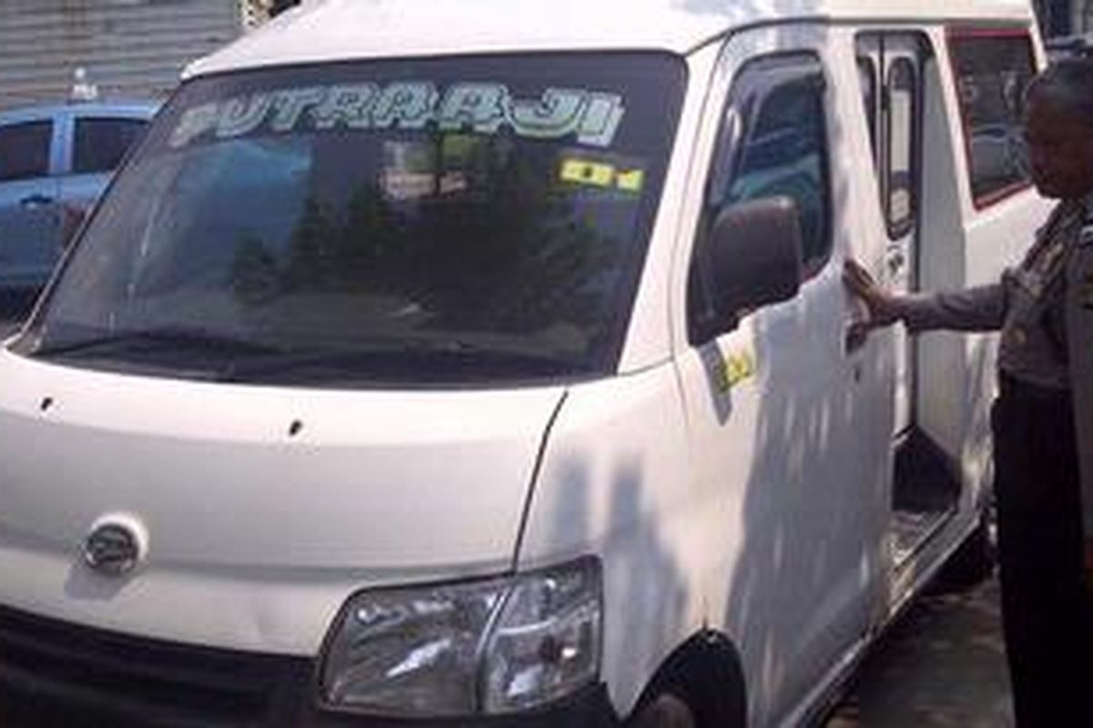 Aksi kejahatan kembali terulang di sarana angkutan kota. Kali ini, penumpang angkot C01 menjadi korban kekerasan dari awak angkot, Senin (23/7/2012) malam.